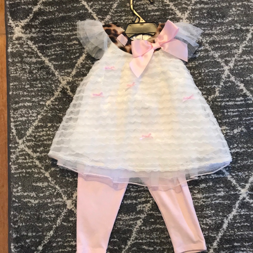 Adorable 2 piece spring outfit.